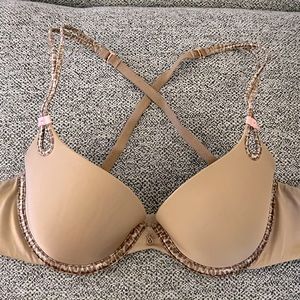 Lightly lined nude bra with keyhole detail